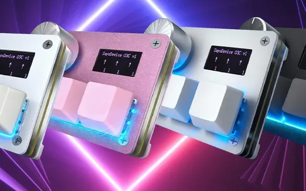 Le SayoDevice O3C en plusieurs coloris, chacun avec 3 touches, une molette et un petit écran.